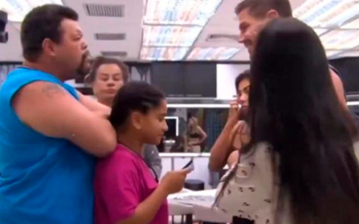 Equipe de Jonas Sulzbach pede expulsão de Tia Milena do “BBB26” após episódio com garfo
