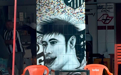 Neymar vê caricatura em bar de Santos e faz piada: “Estou meio diferente”