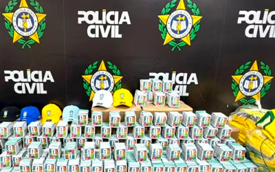Polícia encontra 200 mil figurinhas falsificadas da Copa em ônibus no Rio
