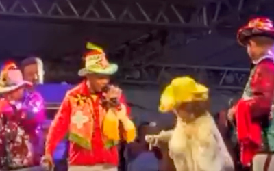 Susto no palco! Alcione cai durante show no Maranhão e é amparada pela produção